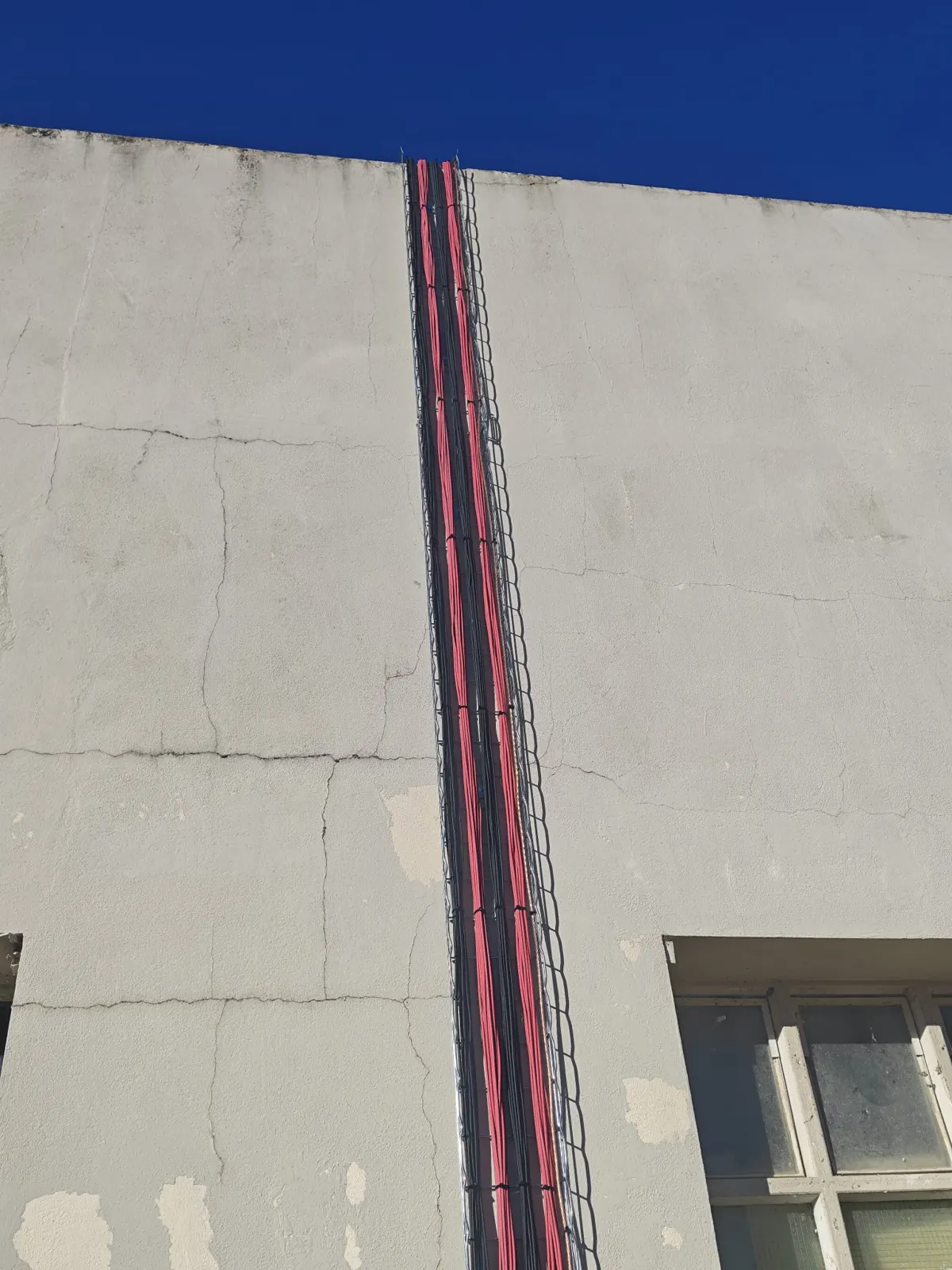Descente de câbles en façade