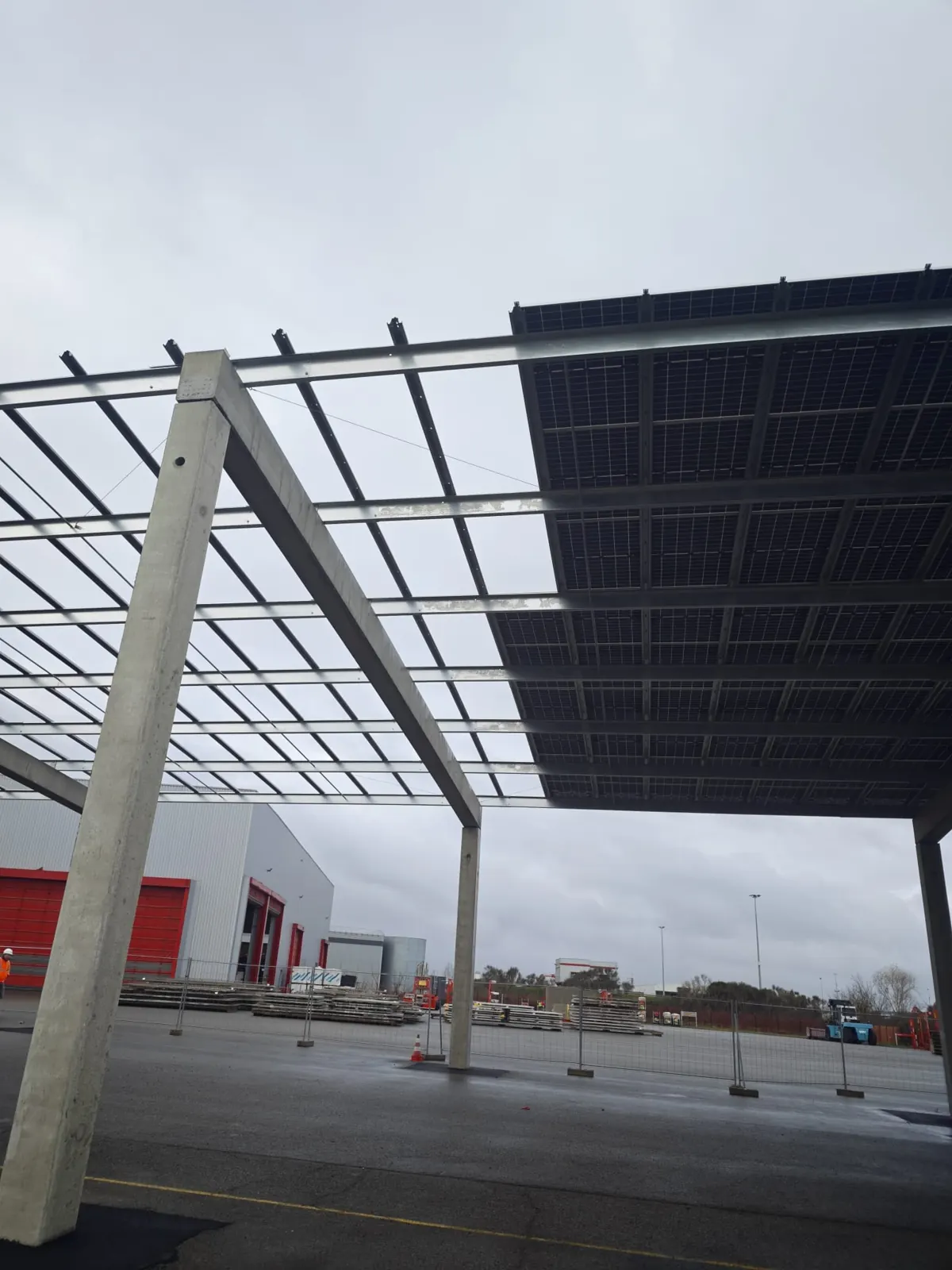 Ombrière en cours de pose (bifacial)